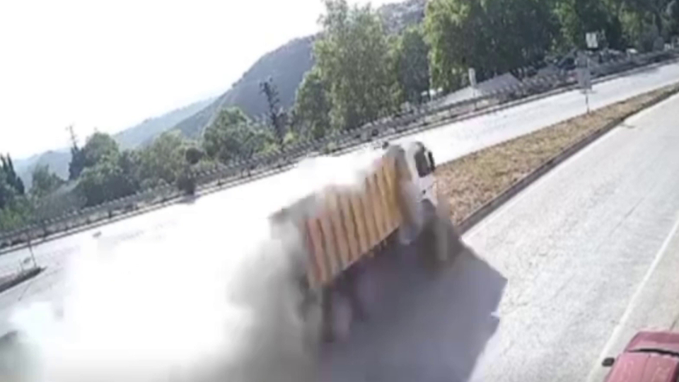 Kamyon uçuruma devrildi! O anlar kamerada