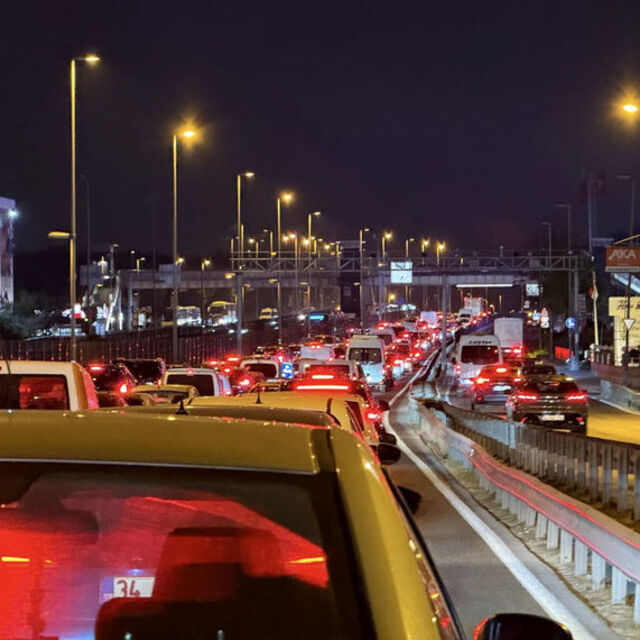 Yenibosna'da metrobüs yaya üst geçidinde çalışma