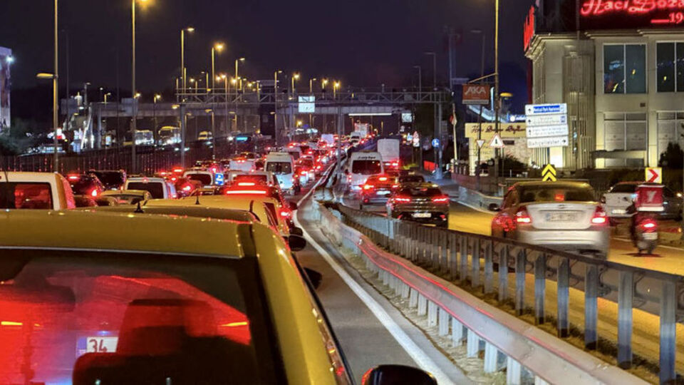 Yenibosna'da metrobüs yaya üst geçidinde çalışma