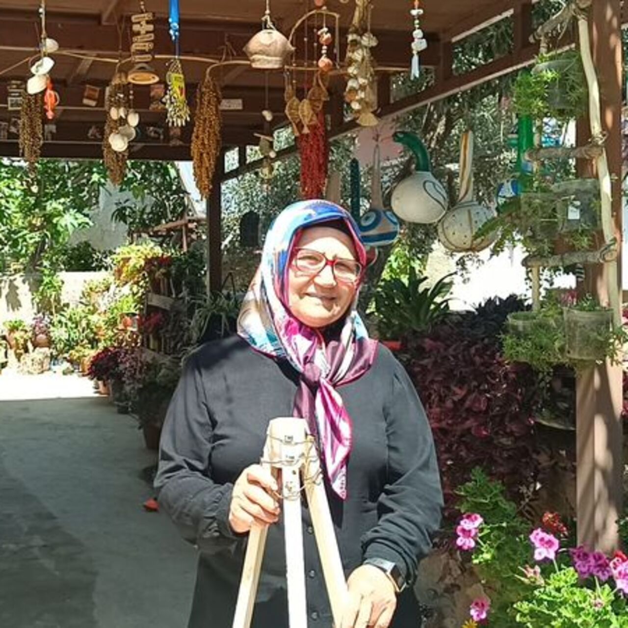 Emekli öğretmen bahçesini 'sanat galerisine' dönüştürdü
