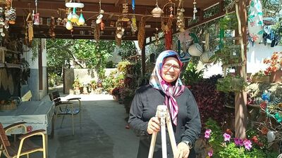 Emekli öğretmen bahçesini 'sanat galerisine' dönüştürdü