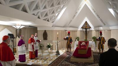 Papa Francis'in naaşı cenaze töreni öncesinde Aziz Petrus'ta