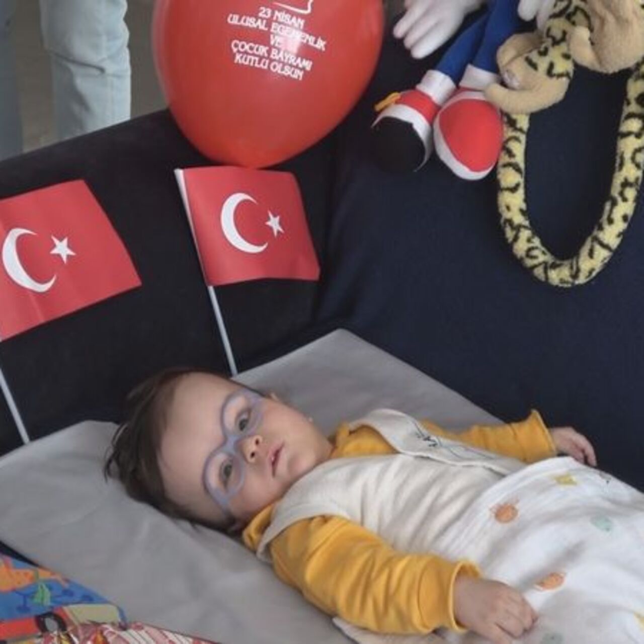 Hidrosefali hastası Göktuğ'a 23 Nisan ziyareti