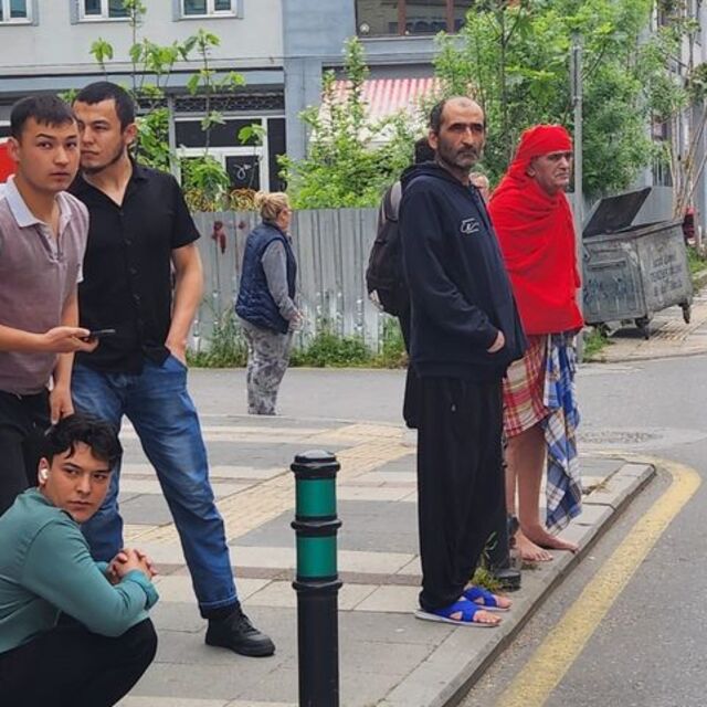 Depreme hamamda yakalandı, sokağa peştamalla çıktı