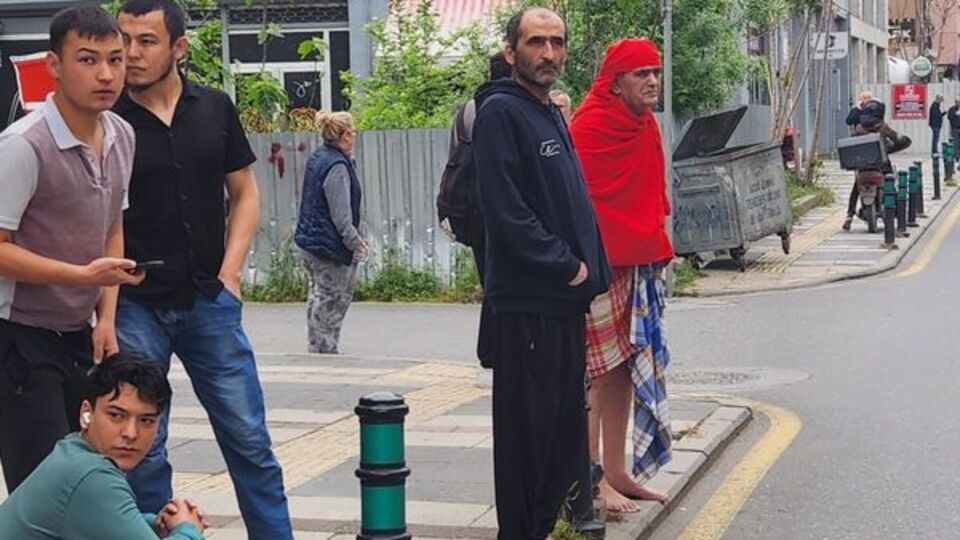 Depreme hamamda yakalandı, sokağa peştamalla çıktı