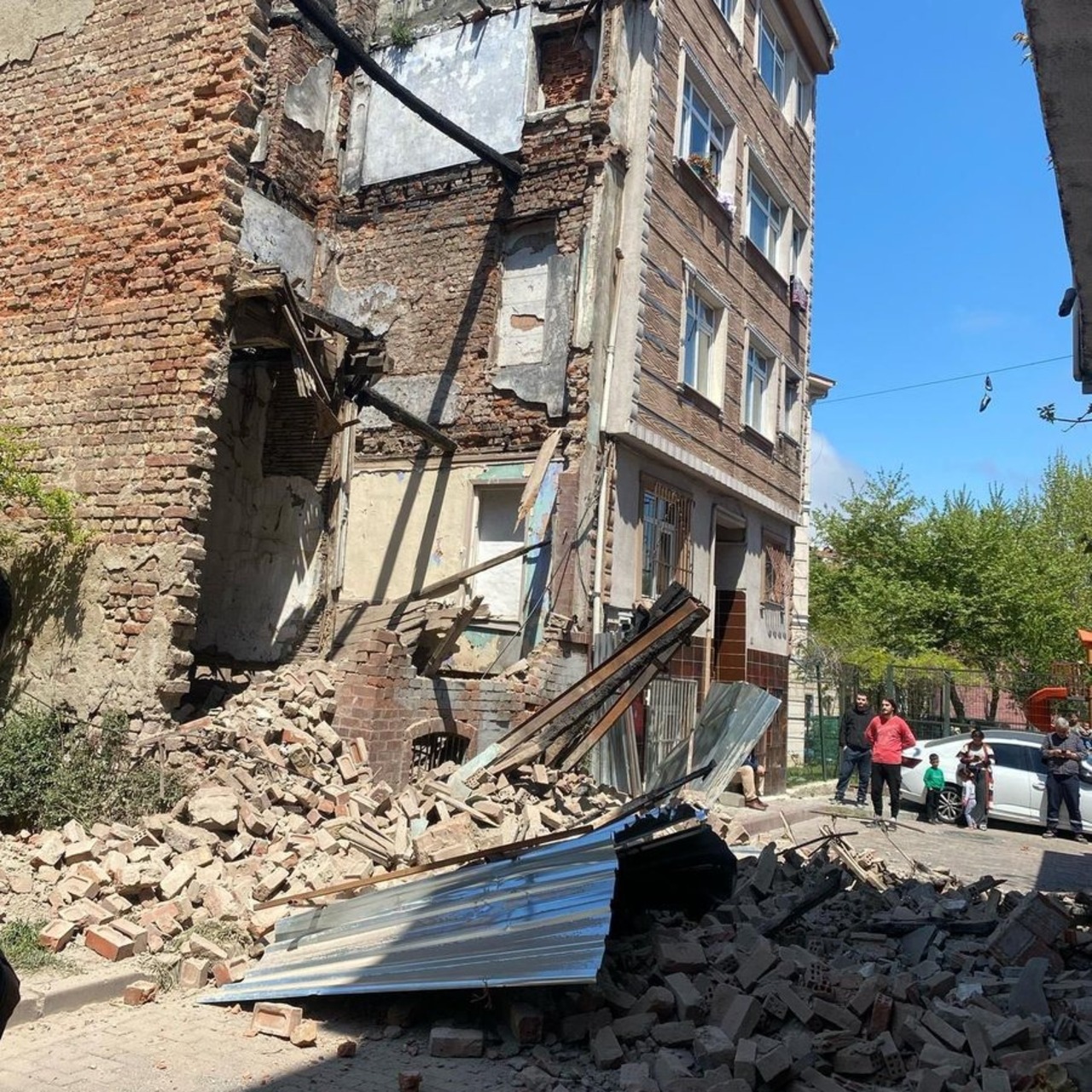 Fatih'te metruk bina depremde kısmen çöktü
