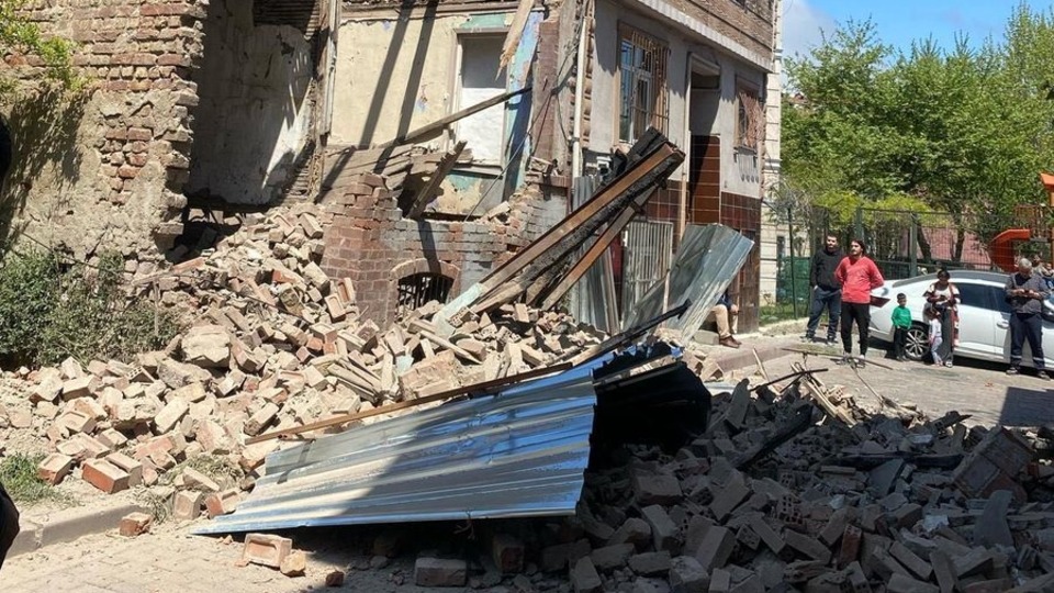 Fatih'te metruk bina depremde kısmen çöktü