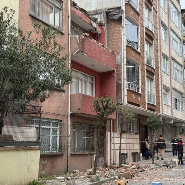 Çatısı zarar gören 3 katlı bina tahliye edildi