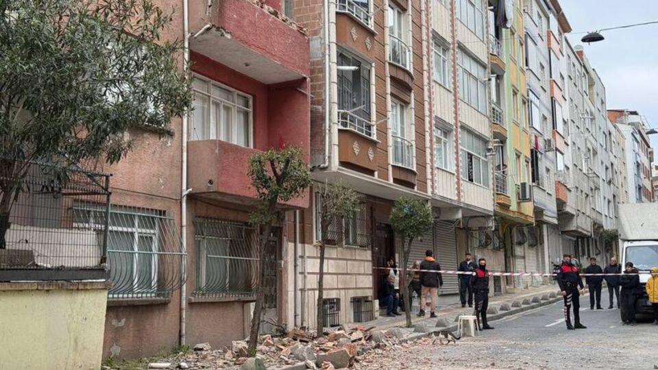 Çatısı zarar gören 3 katlı bina tahliye edildi