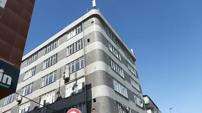 Çatlakların oluştuğu iş hanı tahliye edildi