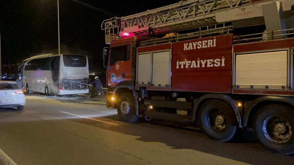 Turistleri taşıyan otobüs seyir halindeyken alev aldı