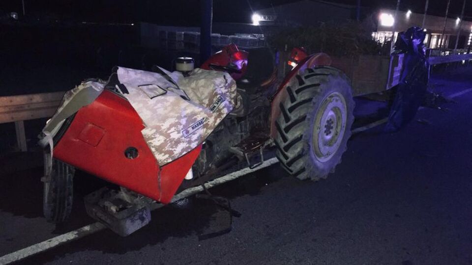 Otomobil traktöre çarptı: 1 ölü, 2 yaralı