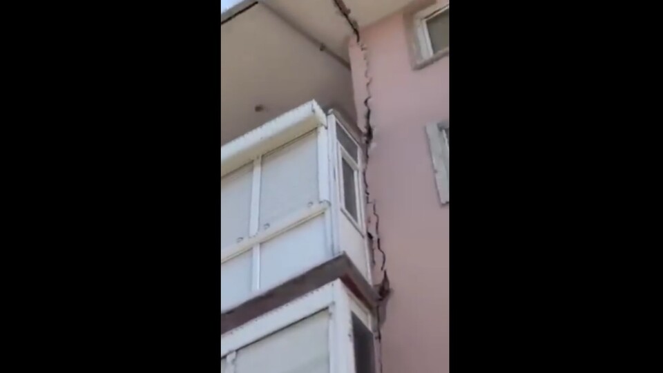 Büyükçekmece'deki çatlaklar dikkat çekti!