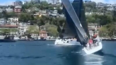 Boğazda kaydedildi! Yelkenli, deprem sırasında yan yattı!