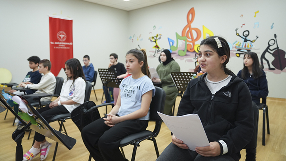 Hasta çocuklar sınıflara dönüştürülen hastane odalarında eğitimlerinden geri kalmıyor