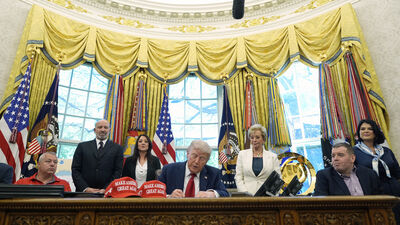 Tartışmalar sürerken Trump'tan iki kararnameye imza