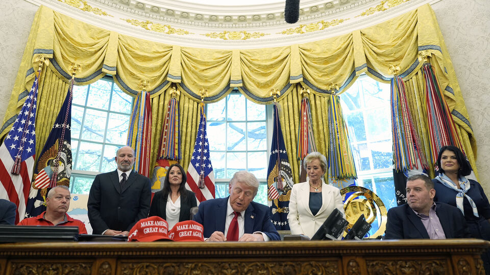 Tartışmalar sürerken Trump'tan iki kararnameye imza