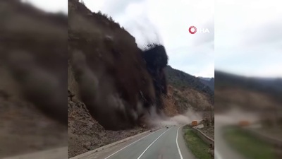 Karayolunda korkutan heyelan!