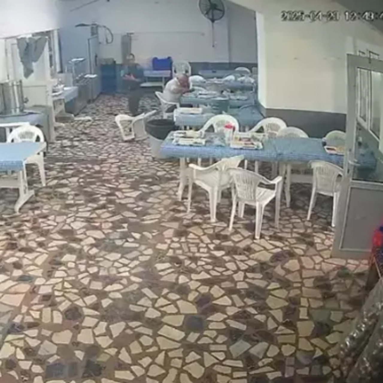 Biri bayıldı diğeri yemeğe devam etti
