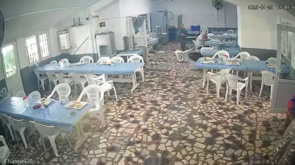 Biri bayıldı diğeri yemeğe devam etti