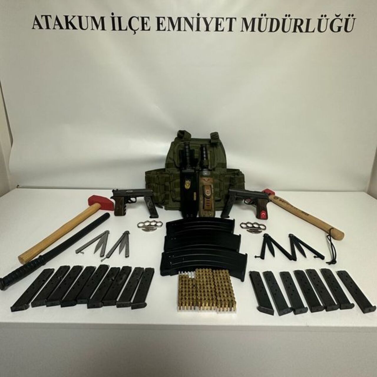 Çelik yelek, silah ve mühimmat ele geçirildi