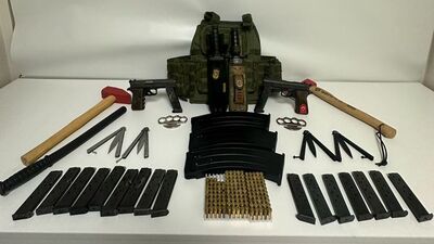 Çelik yelek, silah ve mühimmat ele geçirildi