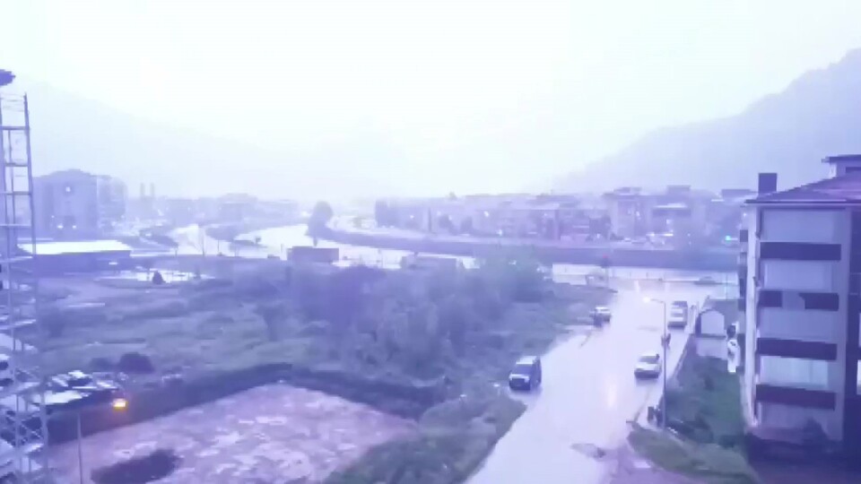 Eve yıldırım düştü! 1 kişi yaralandı!