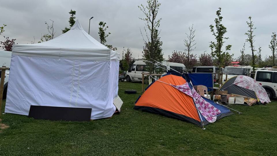 İkinci geceyi de dışarıda geçirdiler!