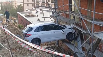 Kontrolden çıkan otomobil inşaata girdi: 4 yaralı