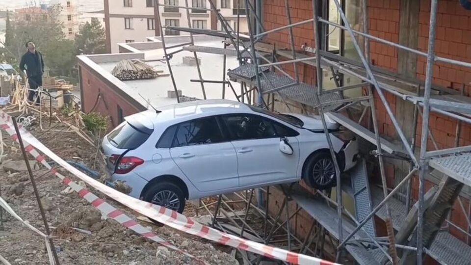 Kontrolden çıkan otomobil inşaata girdi: 4 yaralı