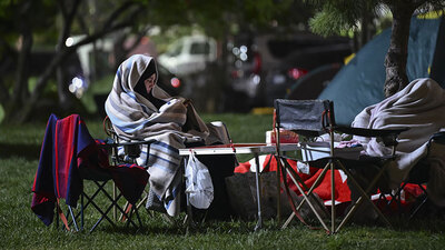 İstanbul'da bazı vatandaşlar geceyi dışarıda geçiriyor