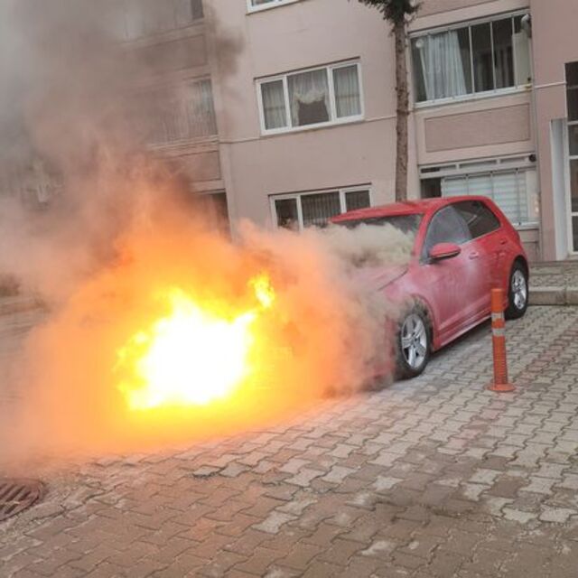 Park halindeki otomobil yandı