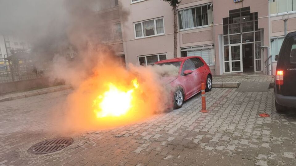 Park halindeki otomobil yandı