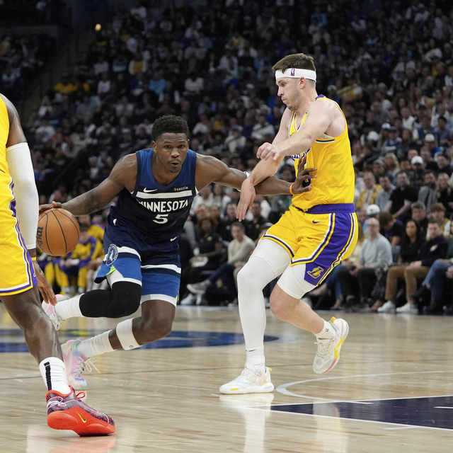 Timberwolves, Lakers'ı yenerek seride öne geçti!