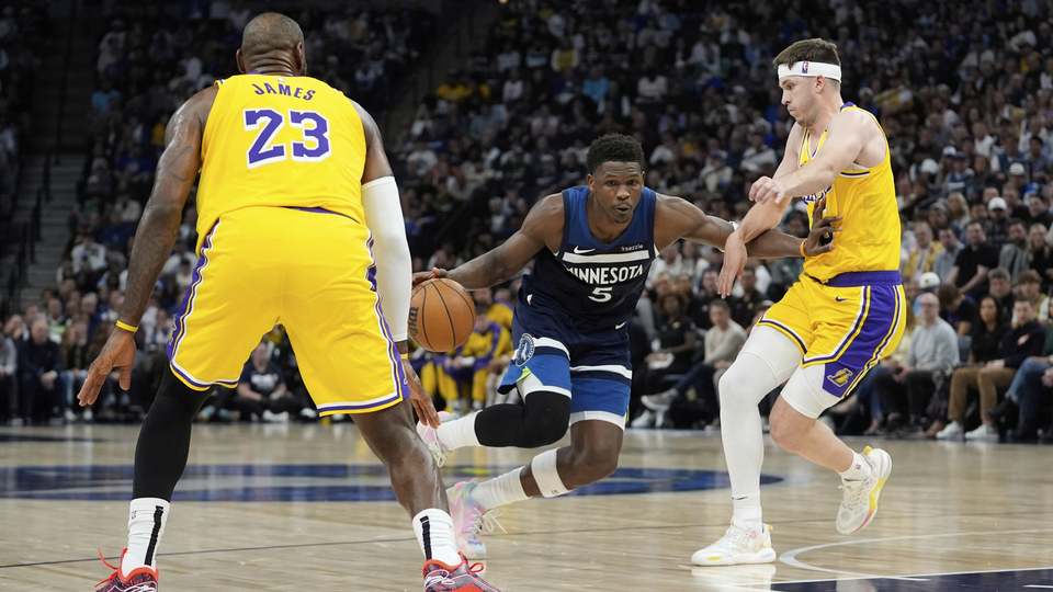 Timberwolves, Lakers'ı yenerek seride öne geçti!