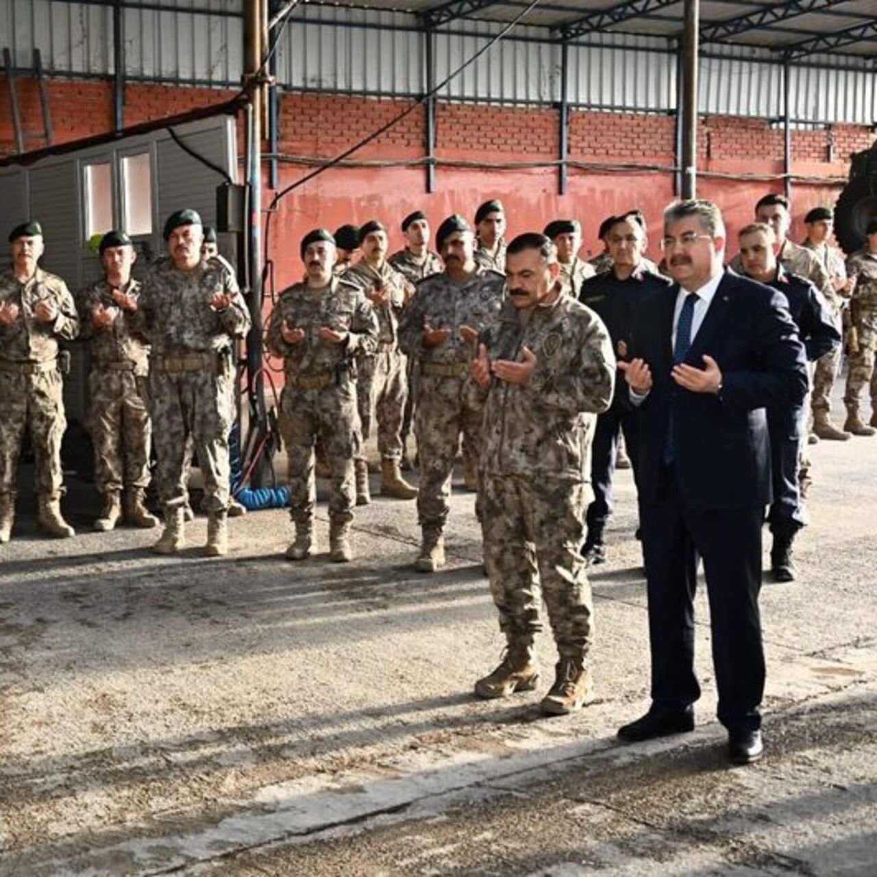Özel Harekat polisleri dualarla uğurlandı