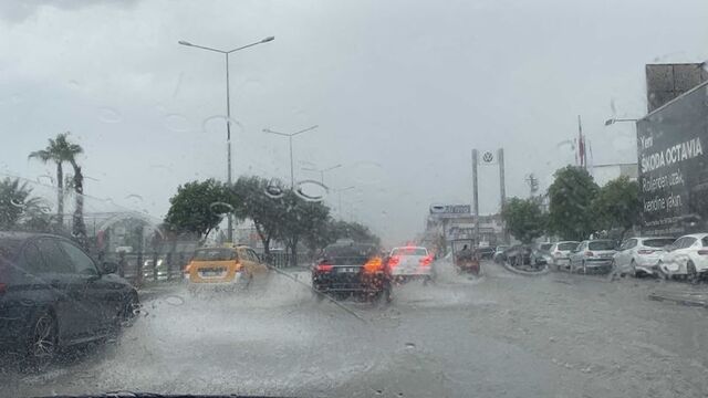 Adana'da sokaklar göle döndü