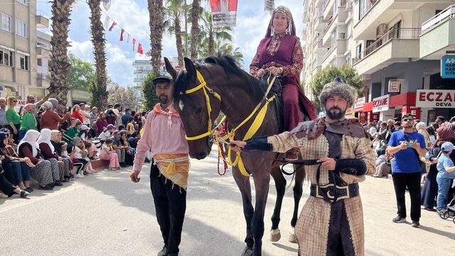 Kumluca festivali "Yörük göçü" ile başladı