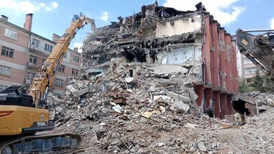 Risk oluşturan atıl otel yıkılıyor