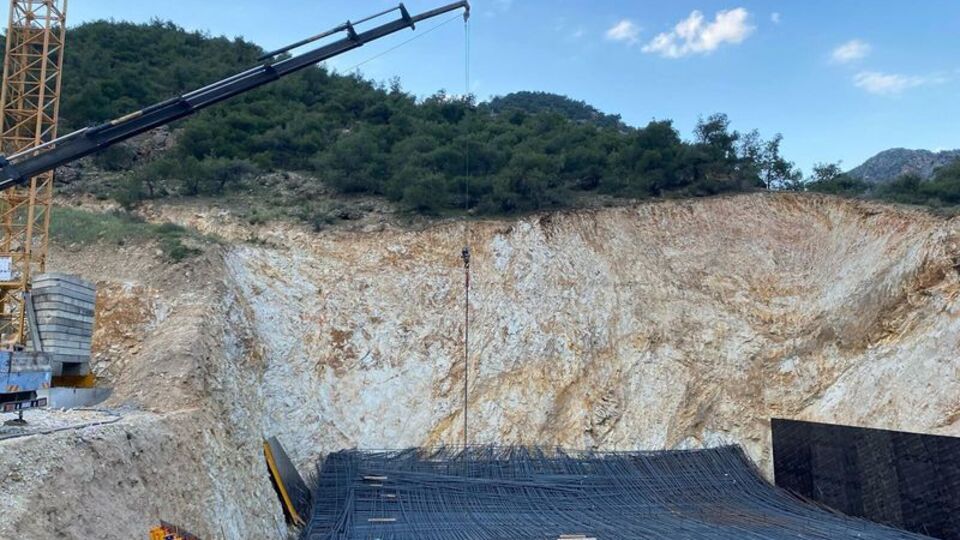 Viyadük inşaatında demir çöktü: 9 yaralı