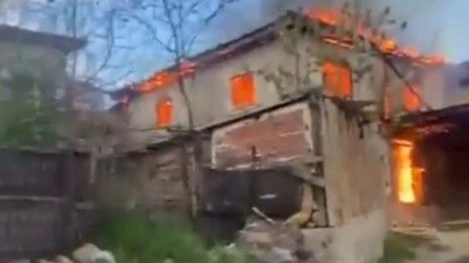 Karabük'te 2 katlı evde yangın