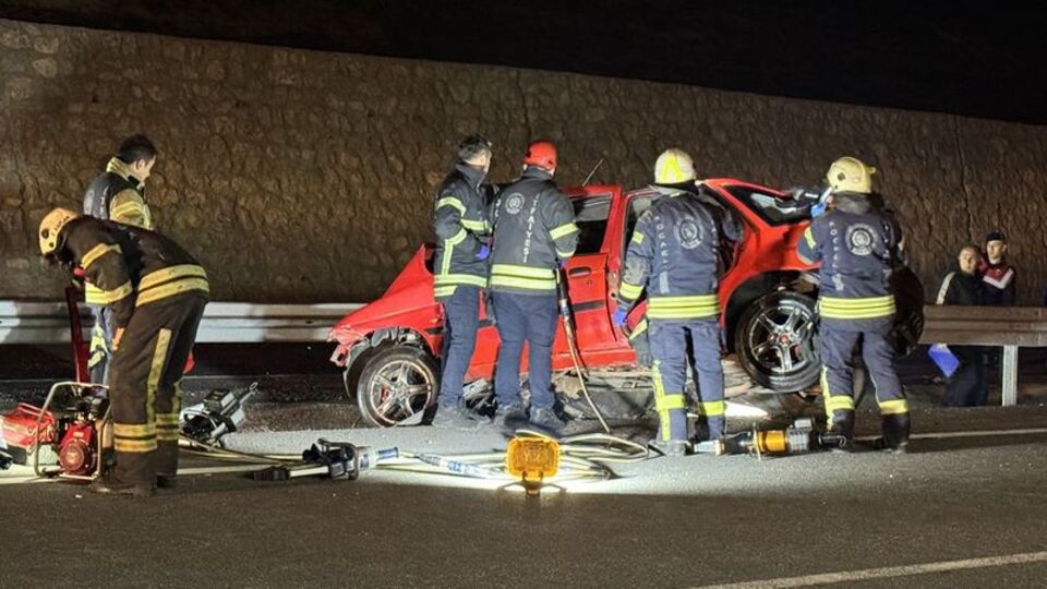 Otomobil bariyere çarptı: 2 ölü