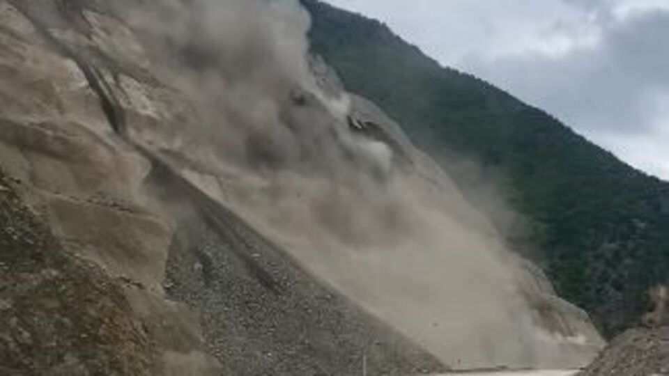 Artvin'de heyelan! Kameralara yansıdı