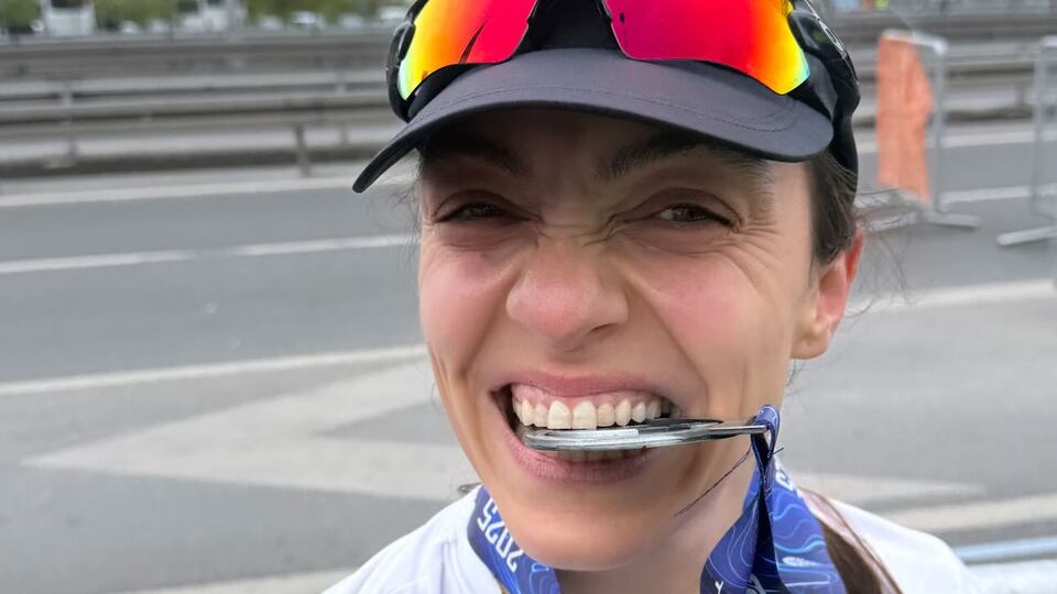 Yarışı bitirme madalyası aldı