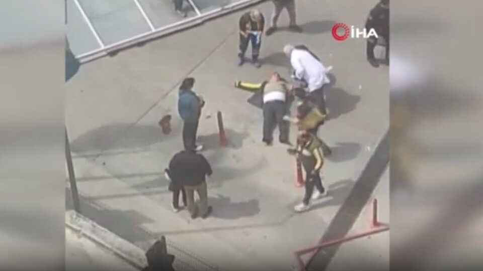 Ataşehir'de panolar bir kişinin üstüne düştü