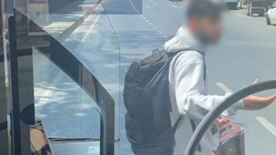 Yolun ortasında otobüse binmek isteyen yolcu ortalığı birbirine kattı