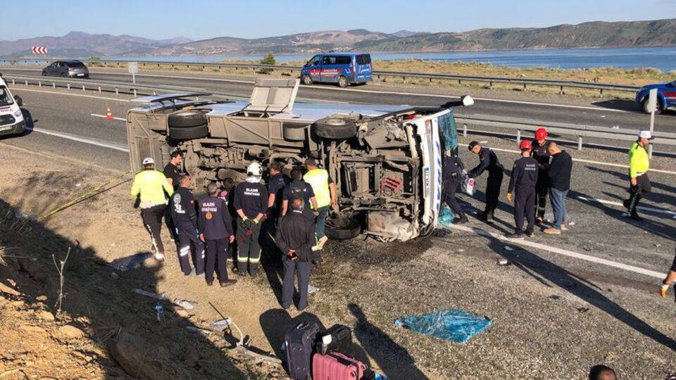 Elazığ'da midibüs devrildi! Çok sayıda yaralı var