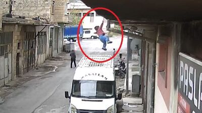 Pencereden çöpe düştü!