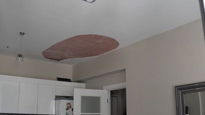 Ütü yapan kadının başına tavan düştü