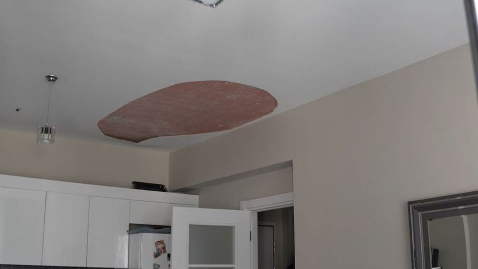 Ütü yapan kadının başına tavan düştü